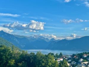 - Vistas a la ciudad, al lago y a las montañas en Wohnung mit wunderschönem Seeblick, en Gmunden
