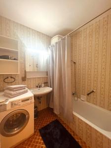 Un baño con lavadora y lavabo. en Wohnung mit wunderschönem Seeblick, en Gmunden
