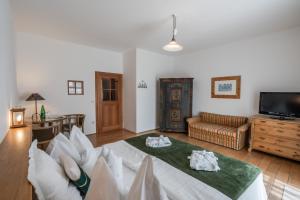 Telewizja i/lub zestaw kina domowego w obiekcie Hotel Römerstein