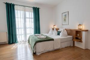 Łóżko lub łóżka w pokoju w obiekcie Hotel Römerstein