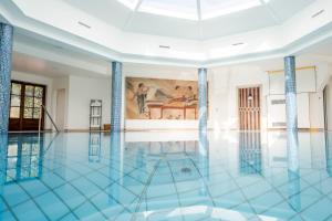 Basen w obiekcie Hotel Römerstein lub w pobliżu