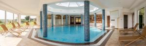 basen z kolumnami w domu w obiekcie Hotel Römerstein w mieście Loipersdorf bei Fürstenfeld