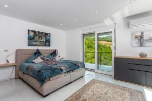 sypialnia z łóżkiem i dużym oknem w obiekcie Villa White Pearl Diamond, Opatija mit Meerblick & Pool w mieście Opatija