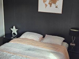 a bedroom with a bed with a star on the wall at Nydelig leilighet- Solrik/2 balkonger in Seim