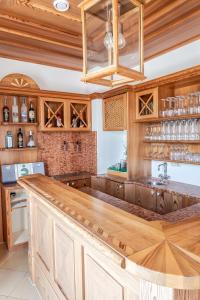 Kuchnia lub aneks kuchenny w obiekcie Hotel Römerstein