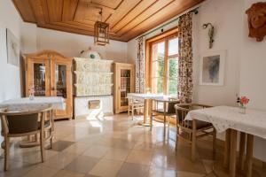 jadalnia z białymi stołami i krzesłami w obiekcie Hotel Römerstein w mieście Loipersdorf bei Fürstenfeld