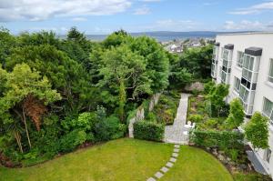 une vue aérienne sur un jardin entre deux bâtiments dans l'établissement The Ardilaun Hotel, à Galway
