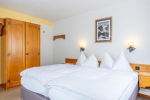 Letto o letti in una camera di Hotel Dischma