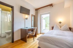 Letto o letti in una camera di Hotel Dischma