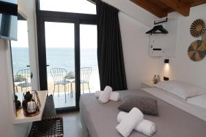 Postel nebo postele na pokoji v ubytování Saos Terra Suites