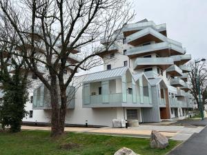 a building with a tree in front of it at Appartement AN-Lux in Saint-Louis