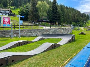 una rampa per skateboard in un parco vicino alla piscina di Maison Moline ad Aosta