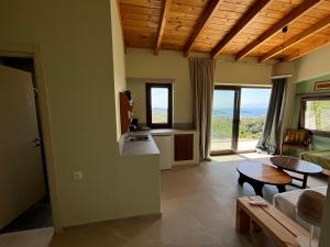 een woonkamer met een bank en een tafel bij Tierra 1 in Skiathos-stad