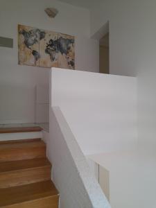 een trap in een huis met een schilderij aan de muur bij Apartments Luigi in Umag