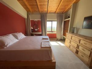 een slaapkamer met een groot bed en een raam bij Tierra 1 in Skiathos-stad
