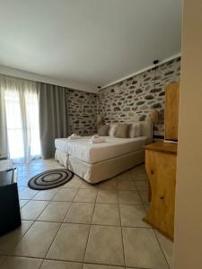 Un pat sau paturi într-o cameră la Marmari Paradise Resort Hotel