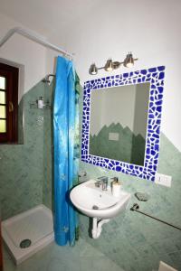 Bilik mandi di Cannigione apartment in I Nuraghi +13 gambar