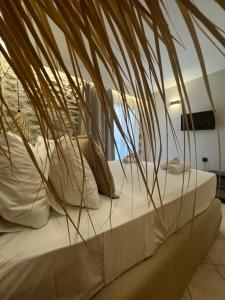 Un pat sau paturi într-o cameră la Marmari Paradise Resort Hotel