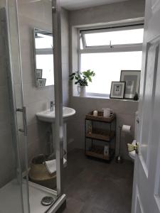 a bathroom with a sink and a mirror at Amazing Cambridge house in Chesterton +3 photos