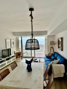 Televízia a/alebo spoločenská miestnosť v ubytovaní Precioso apartamento delante del mar en Palamós