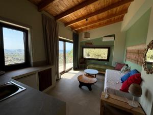 een woonkamer met een bank en een aantal ramen bij Tierra 1 in Skiathos-stad