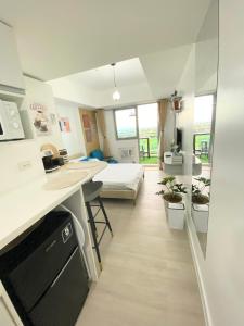 Kuhinja ili čajna kuhinja u objektu Stylish studio type apartment in Azure North