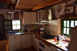 Η κουζίνα ή μικρή κουζίνα στο La Casa de los Pinos Temisas