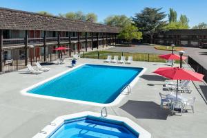 Bazén v ubytování Days Inn by Wyndham Klamath Falls nebo v jeho okolí