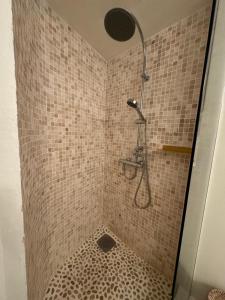 eine Dusche mit Duschkopf in einem Badezimmer in der Unterkunft Maison Saint Tropez in Saint-Tropez + 8 Fotos