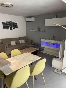 Afbeelding uit fotogalerij van Apt Rez de jardin piscine dans résidence in Fréjus