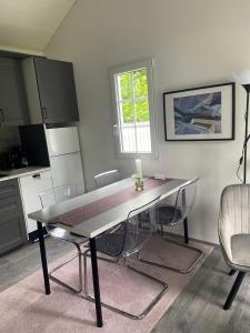 eine Küche mit Tisch und Stühlen in einem Zimmer in der Unterkunft VillaAttefall in Färjestaden