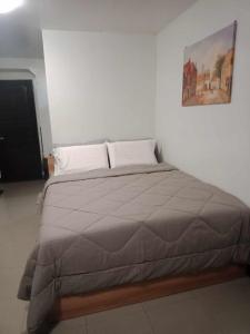 Postel nebo postele na pokoji v ubytování Affordable Condominuim