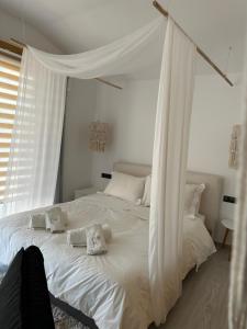 Postel nebo postele na pokoji v ubytování Nafplio Lodge