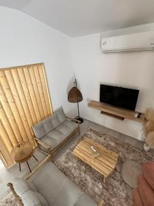 TV a/nebo společenská místnost v ubytování Nafplio Lodge