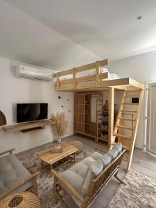 TV a/nebo společenská místnost v ubytování Nafplio Lodge