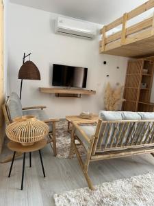 TV a/nebo společenská místnost v ubytování Nafplio Lodge