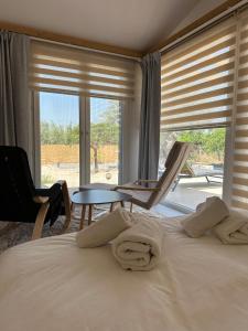 Postel nebo postele na pokoji v ubytování Nafplio Lodge
