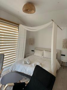 Postel nebo postele na pokoji v ubytování Nafplio Lodge