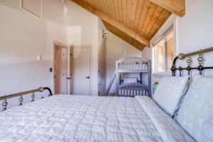 Postel nebo postele na pokoji v ubytování Breakers Beach House 1 - Meredith Lodging