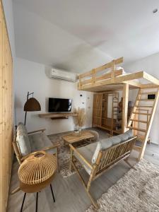 TV a/nebo společenská místnost v ubytování Nafplio Lodge