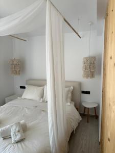 Postel nebo postele na pokoji v ubytování Nafplio Lodge