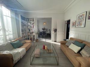 a living room with a couch and a table at Maison Chic familiale avec Jardin in Gennevilliers