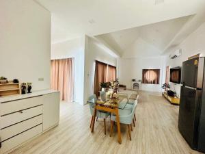 Μια τηλεόραση ή/και κέντρο ψυχαγωγίας στο First Pool Villa