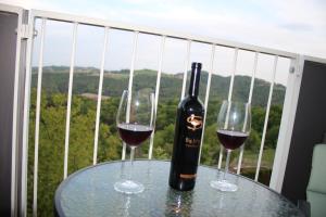 a bottle of wine sitting on a table with two glasses at Ferienwohnung Gabriela in Sankt Nikolai im Sausal