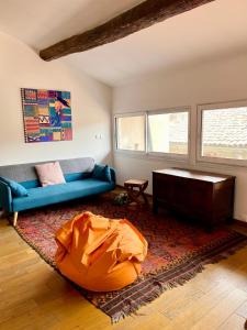 Posedenie v ubytovaní A spacious, sunny & calm loft in Avignon’s heart
