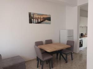 Kuhinja ili čajna kuhinja u objektu Marin Apartments Još 11 fotografija