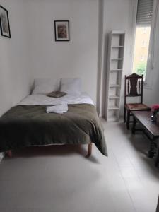 Postel nebo postele na pokoji v ubytování Studio Urbain Cosy-Touche Rétro 1