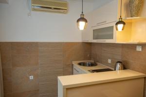 Kuhinja ili čajna kuhinja u objektu Apartments Milla Još 37 fotografija