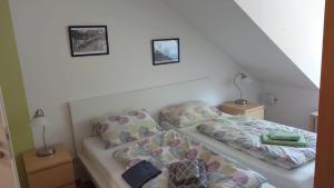 Postel nebo postele na pokoji v ubytování Zimmer Lummerland