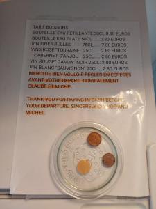 two coins on a plate on top of a box at Les deux anes in Veuves
